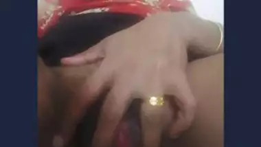 Desi aunty fingering pussy selfie cam video