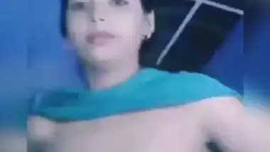 Desi cute girl show boob