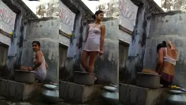 Hottest desi aunty on hidden cam bathing XXX video