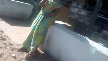 SATIN SILK SAREE DESI AUNTY FINGERING HER PUSSY IN PUBLIC