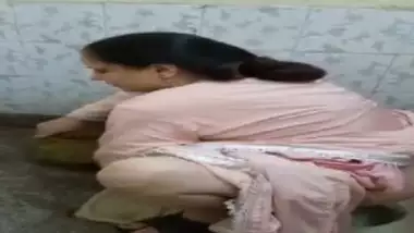 Desi cute aunty pissing video in bathroom