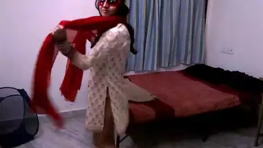 Indian masked Bhabhi is wild dancing XXX for Desi man with camera