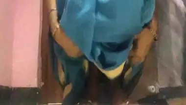 Amateur porn video where Desi MILF lifts blue dress to play with pussy