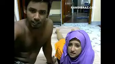 Sexy Muslim cam couple making out on webcam