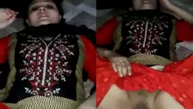 Girl with Desi features pulls XXX skirt up so man can have sex with her