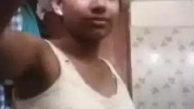 Video of Indian mom who tries to make online friend cum with boobs