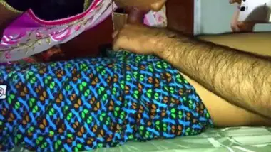 Indian bhabi in saree sucking