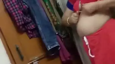 Sly dude makes XXX record of his nude Desi GF dressing after sex