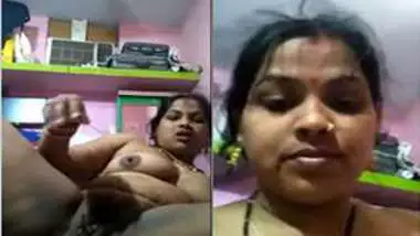 Big-assed Desi mom masturbates broken slit with the thick vegetable