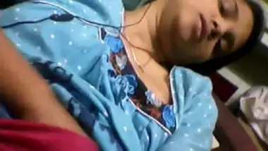 Desi Famous Bank Employee personal videos leaked -2