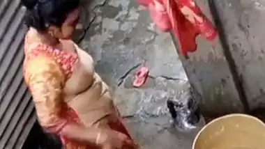 Secretly recorded video of Bangladeshi bhabhi bathing