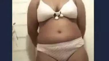 Desi bhabi show her big boobs