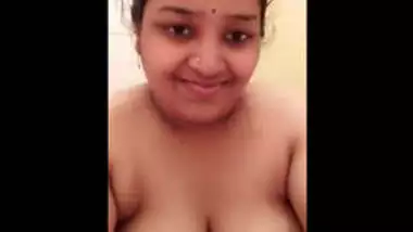 DESI INDIAN NRI SOUTH BHABHI SELFSHOT TEASING VIDEO