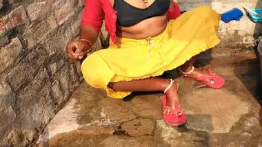 Desi Tamil Aunty Topless Outdoor Bath Capture...