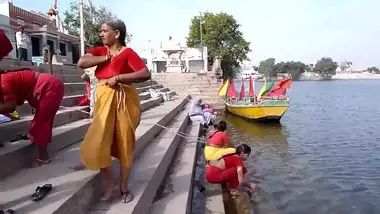 Tamil old aunties bathing gonga openly. HUGE...