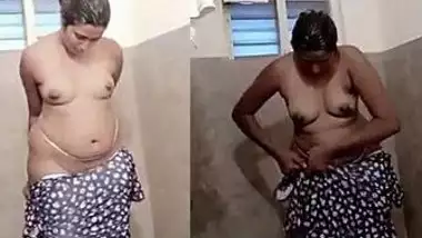 Desi woman records XXX clip of how she changes clothes in bathroom