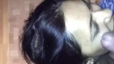 Lucky neighbor cums on Indian neighbor's face after XXX blowing