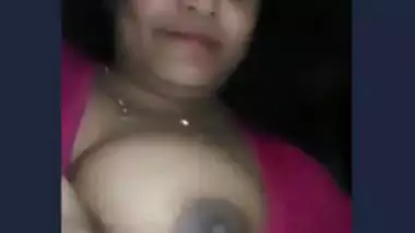 Desi bhabi showing her big boobs