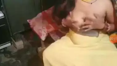 Cameraman doesn't miss a moment of Desi mom playing with her boobs