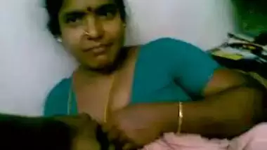 Big boobs Indian bhabhi feeling shy to expose boobs