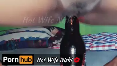 Sri Lankan Hot Wife having Fun by inserting a Beer bottle to her Pussy බියර් බෝතලෙන් ගත්තු සැපක්