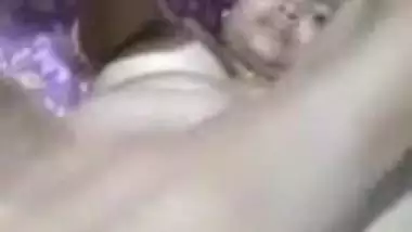 Desi bitch XXX masturbates sticking a tube of toothpaste into twat