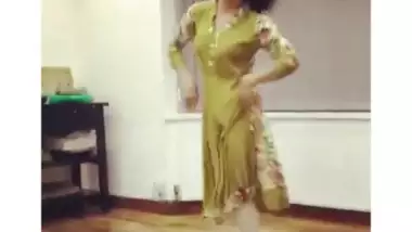 UK Pakistani Uni Girl Dance Non Nude...