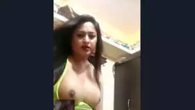 Sexy Bhabhi Showing Her Boobs