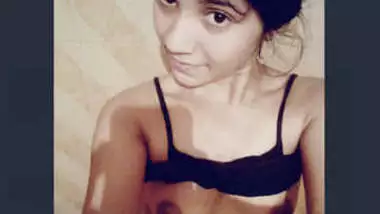 Cute Desi Girl Shows her Boobs