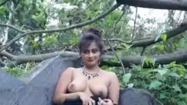 Chubby Girl Opening her Saree & Blouse to Display her Boobs in the Jungle