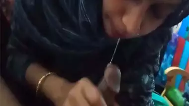 Bangladeshi Hijabi wife giving blowjob on cam