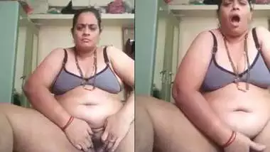 Horny mature aunty fingering pussy on cam