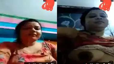 Married Bhabhi showing boobs to BF on video call