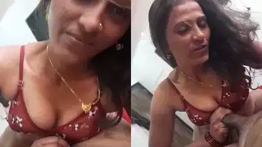 Desi Bhabhi giving handjob