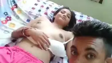 Desi girlfriend boob show in the bedroom