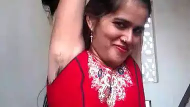 All-natural Desi bhabhi shows her hairy armpits and fluffy XXX bush