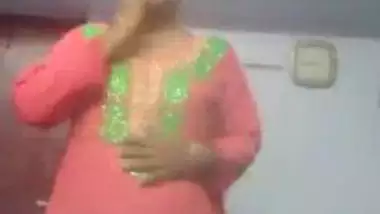 South Indian corpulent gal strip tease video