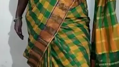 Desi bhbai open her saree