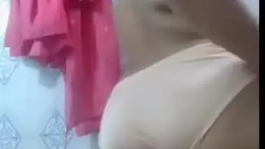 Desi village bhabi open her dress