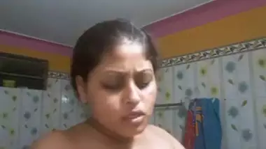 Bhabhi Shows Her Big Boobs