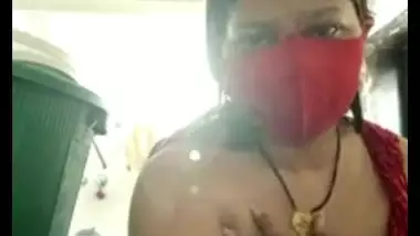 Sexy Bhabhi Showing Boobs in Wet Saree