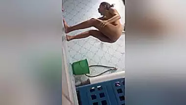 Today Exclusive- Lankan Wife Bathing Record By Hidden Cam