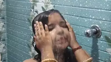 Desi fatty bhabi nude bath