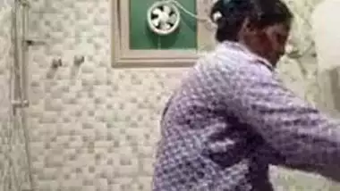 Telugu wife suit change in baths video MMS