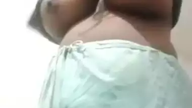 Bhabhi Shows Her Big Boobs