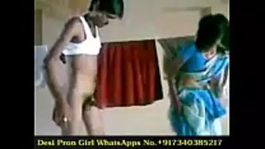 Desi aunty ne doggy style chudai karwai