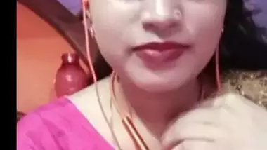 Juicy Indian XXX girl gives sexy striptease live show