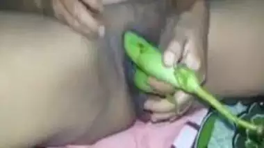 Indian Porn of desi Aunty drill pussy by vegetables