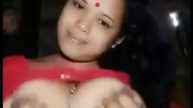 Desi village bhabi show her sexy boobs