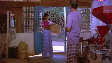 Beena Kumbalangi scenes village beauty dusky in lungi blouse sexy tummy deep navel